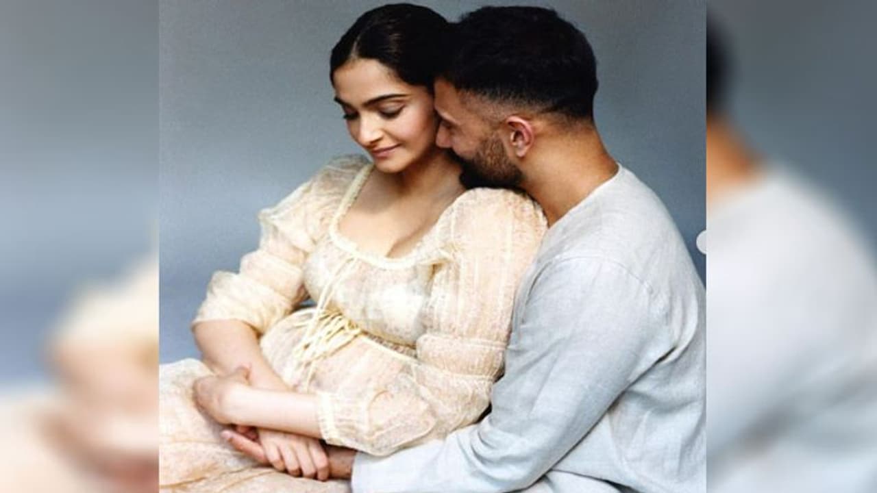 सोनम कपूर ने फ्लॉन्ट किया बेबी बंप, पति की बाहों में आराम फरमाती नजर आईं मिसेज आहूजा सोनम कपूर ने फ्लॉन्ट किया बेबी बंप, पति की बाहों में आराम फरमाती नजर आईं मिसेज आहूजा
