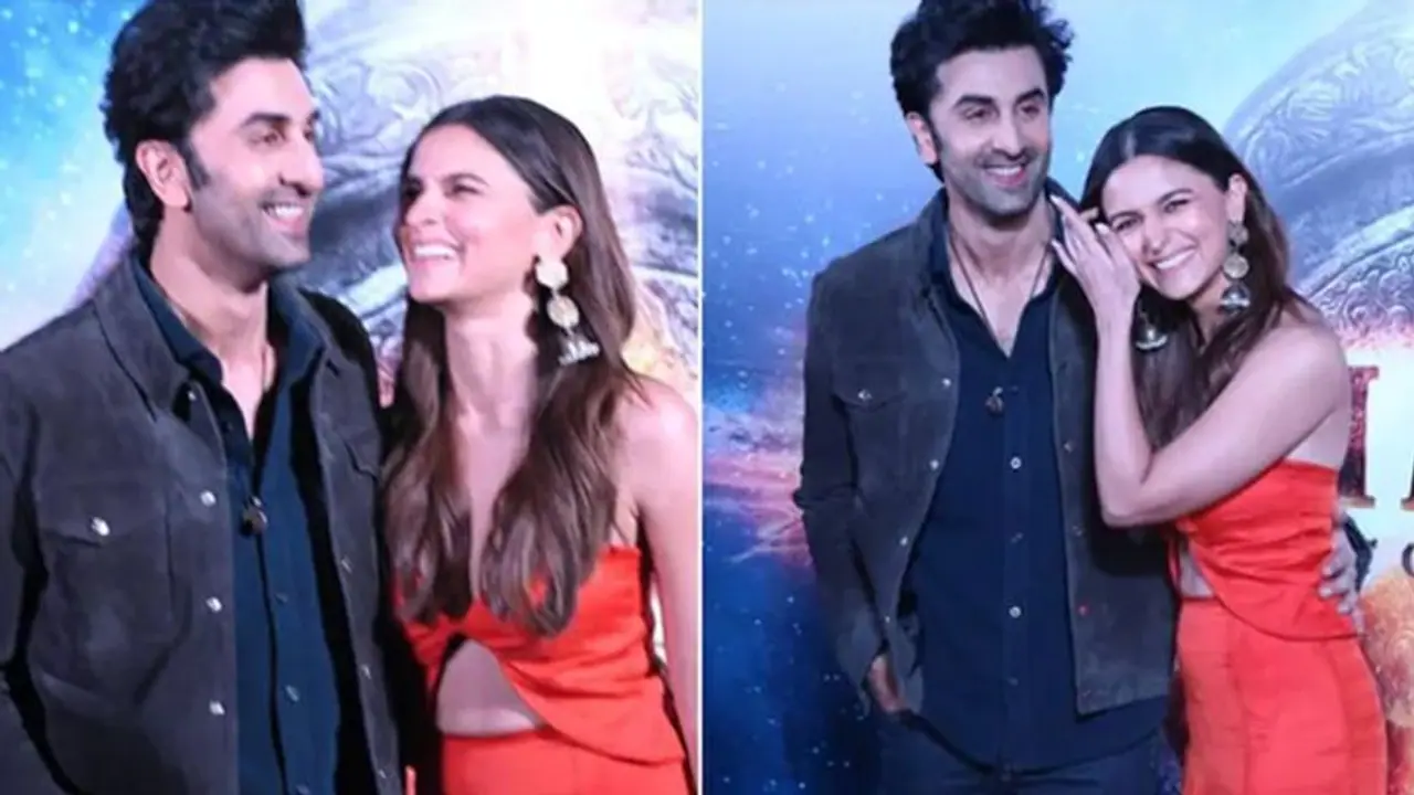 आलिया भट्ट संगीत सेरेमनी में इस गाने पर देंगी परफॉर्मेंस, होने वाली दुल्हनिया के दिल के करीब है ये सॉन्ग आलिया भट्ट संगीत सेरेमनी में इस गाने पर देंगी परफॉर्मेंस, होने वाली दुल्हनिया के दिल के करीब है ये सॉन्ग