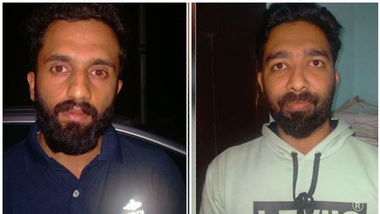 കരിപ്പൂരിൽ ഒരു കോടി രൂപയുടെ സ്വര്ണ്ണം പിടികൂടി; രണ്ട് യാത്രക്കാരും സ്വീകരിക്കാനെത്തിയ നാലുപേരും പിടിയില് കരിപ്പൂരിൽ ഒരു കോടി രൂപയുടെ സ്വര്ണ്ണം പിടികൂടി; രണ്ട് യാത്രക്കാരും സ്വീകരിക്കാനെത്തിയ നാലുപേരും പിടിയില്