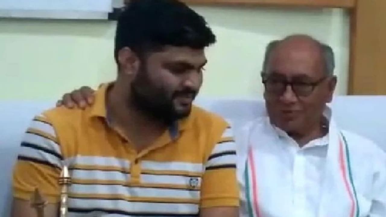 दिग्विजय सिंह ने नियमों के खिलाफ जेल में कैदी से की मुलाकात, फोटो आते ही शिवराज सरकार ने लिया तगड़ा एक्शन दिग्विजय सिंह ने नियमों के खिलाफ जेल में कैदी से की मुलाकात, फोटो आते ही शिवराज सरकार ने लिया तगड़ा एक्शन