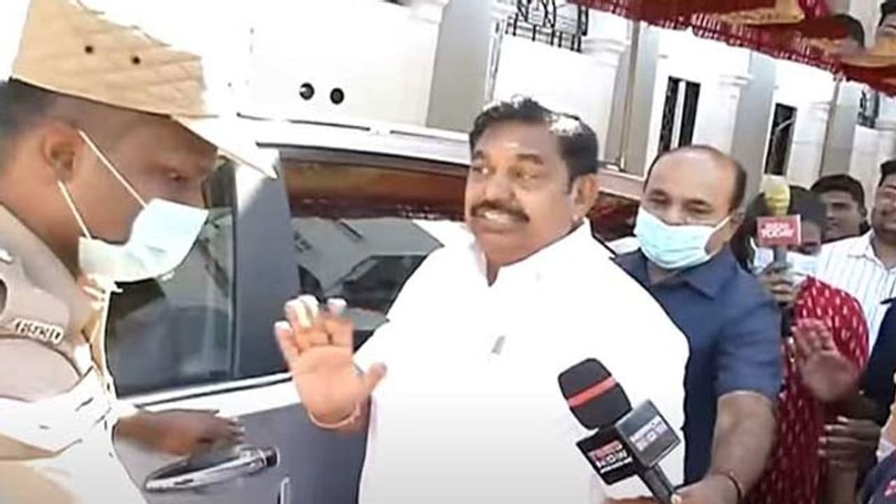 இது உங்கள் கார் இல்லை... உதயநிதி காரில் தவறுதலாக ஏற முயன்ற எடப்பாடி பழனிசாமி..! இது உங்கள் கார் இல்லை... உதயநிதி காரில் தவறுதலாக ஏற முயன்ற எடப்பாடி பழனிசாமி..!