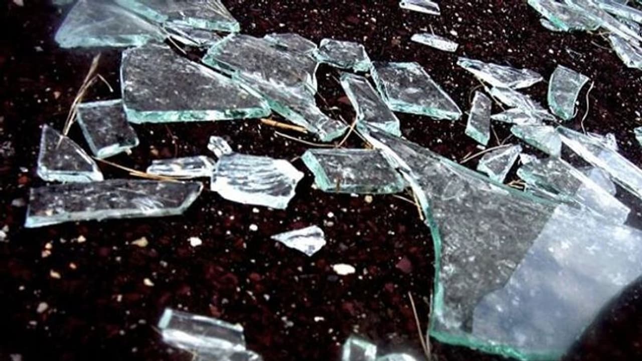 ಹೆಂಡ್ತಿ ಜತೆ ವಾಟ್ಸಾಪ್‌ ಚಾಟ್‌ ಮಾಡಿದ ರೌಡಿ ಸಿಗದ ಸಿಟ್ಟಿಗೆ 10 ಕಾರಿನ ಗಾಜು ಪುಡಿ ಪುಡಿ..!