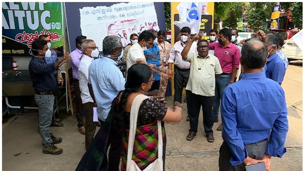  കെഎസ്ഇബിയിൽ വീണ്ടും നടപടി; ഓഫിസേഴ്സ് അസോസിയേഷൻ സംസ്ഥാന പ്രസിഡണ്ടിനെ സ്ഥലം മാറ്റി