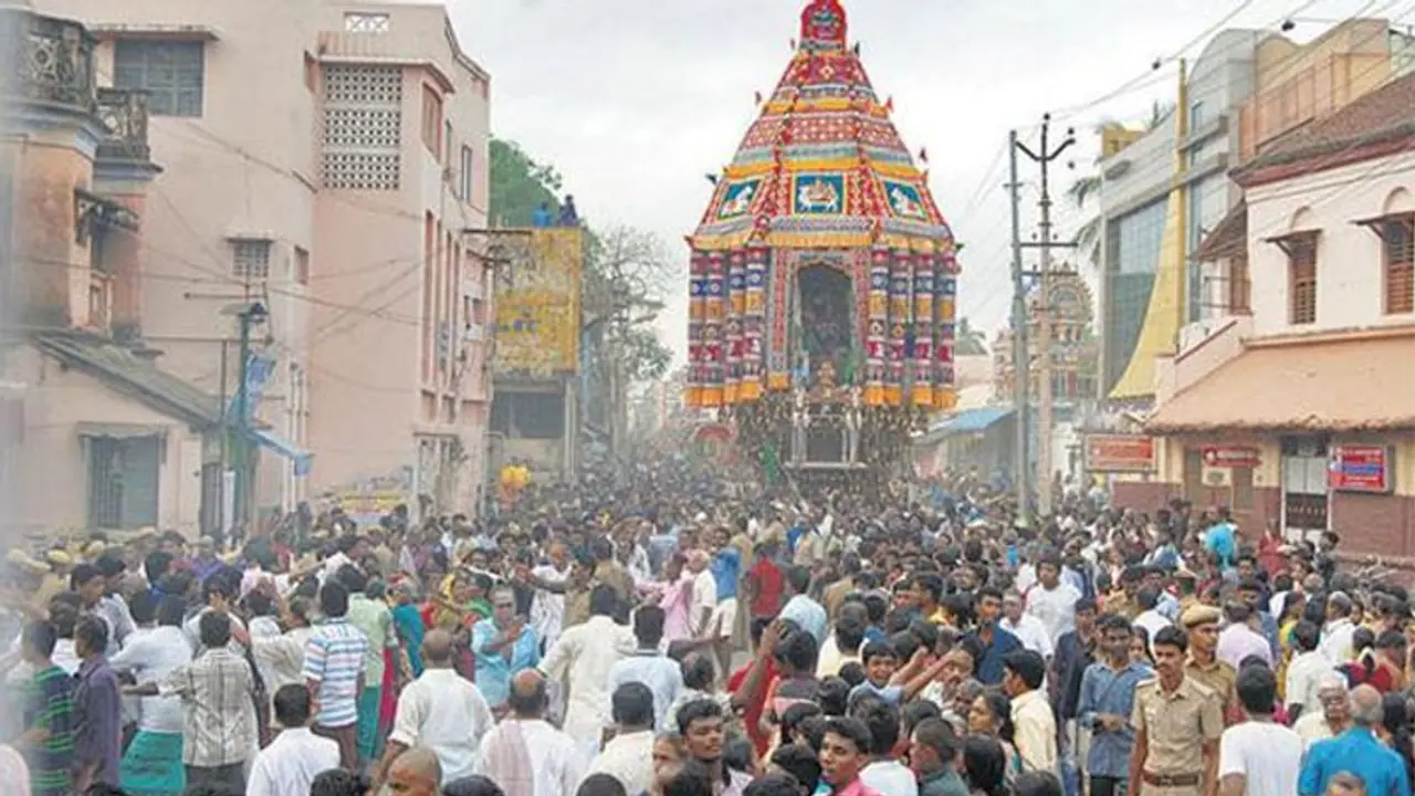 உலக புகழ் பெற்ற தஞ்சை பெரிய கோயில் சித்திரை திருவிழா..பக்தி பரவசத்துடன் தேரை வடம் பிடித்து இழுக்கும் பக்தர்கள் உலக புகழ் பெற்ற தஞ்சை பெரிய கோயில் சித்திரை திருவிழா..பக்தி பரவசத்துடன் தேரை வடம் பிடித்து இழுக்கும் பக்தர்கள்