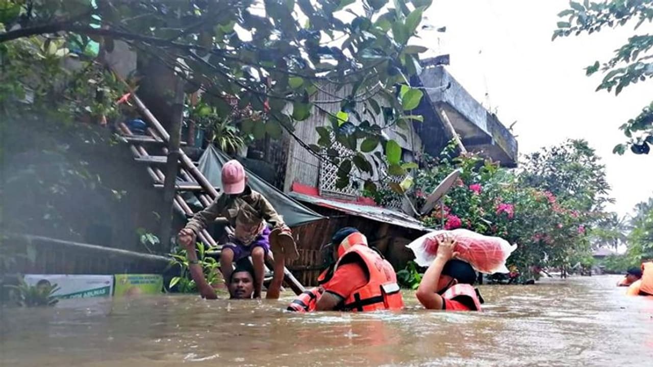 ఫిలిప్పీన్స్లో వరద బీభత్సం.. 42 మంది మృతి.. మరో 16 మంది గల్లంతు ఫిలిప్పీన్స్లో వరద బీభత్సం.. 42 మంది మృతి.. మరో 16 మంది గల్లంతు