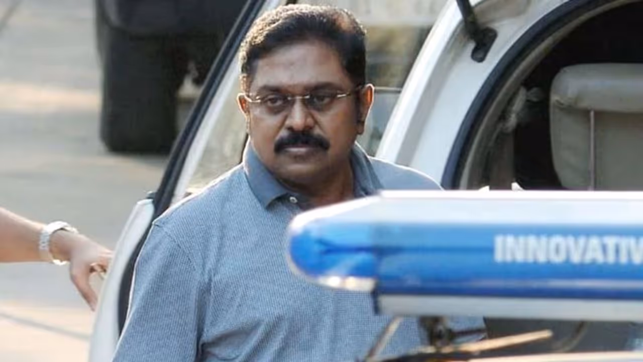 சின்னம் தொடர்பான வழக்கில் டிடிவி தினகரனுக்கு சம்மன்... ஏப்.21ல் மீண்டும் ஆஜராக உத்தரவு!! சின்னம் தொடர்பான வழக்கில் டிடிவி தினகரனுக்கு சம்மன்... ஏப்.21ல் மீண்டும் ஆஜராக உத்தரவு!!