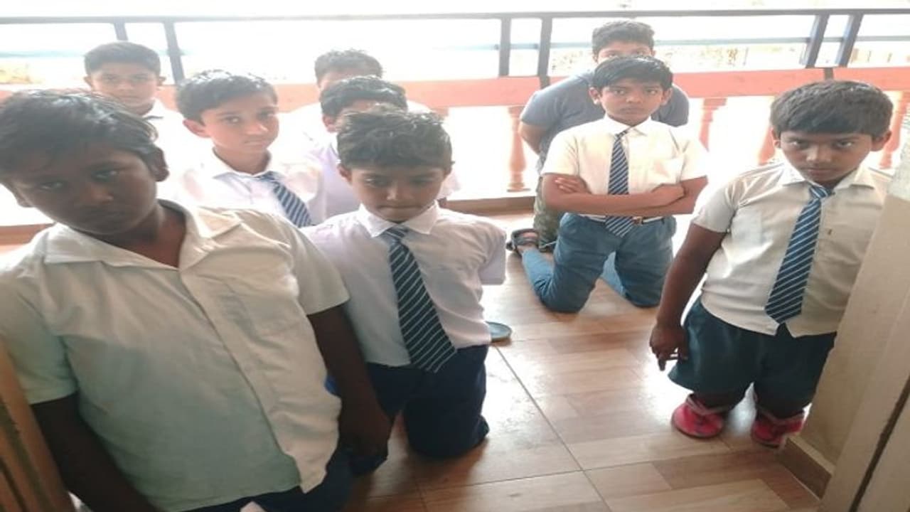 హోంవర్క్ చేయలేదని మోకాళ్లమీద కూర్చోబెట్టి.. ఫొటో తీసి, షేర్ చేసిన టీచర్.. సస్పెండ్... హోంవర్క్ చేయలేదని మోకాళ్లమీద కూర్చోబెట్టి.. ఫొటో తీసి, షేర్ చేసిన టీచర్.. సస్పెండ్...