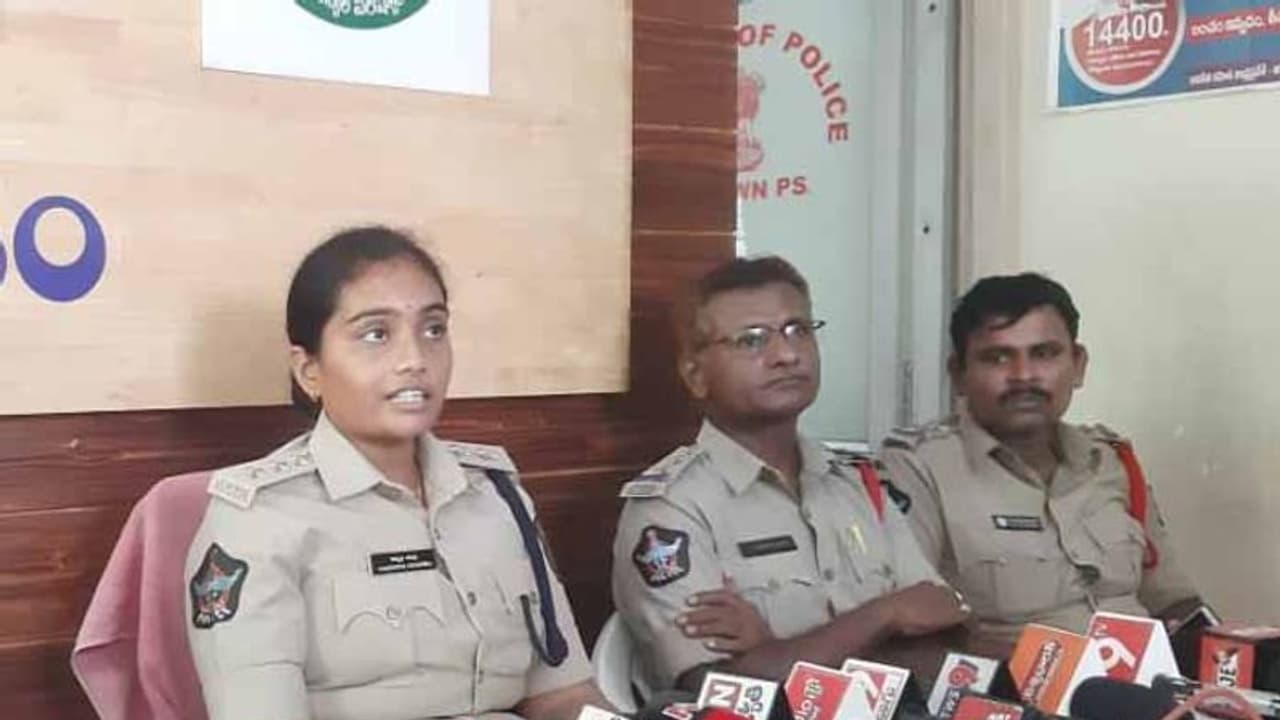 విశాఖ జిల్లాలో విద్యార్ధుల డ్రగ్స్ దందా: ముగ్గురు అరెస్ట్ విశాఖ జిల్లాలో విద్యార్ధుల డ్రగ్స్ దందా: ముగ్గురు అరెస్ట్