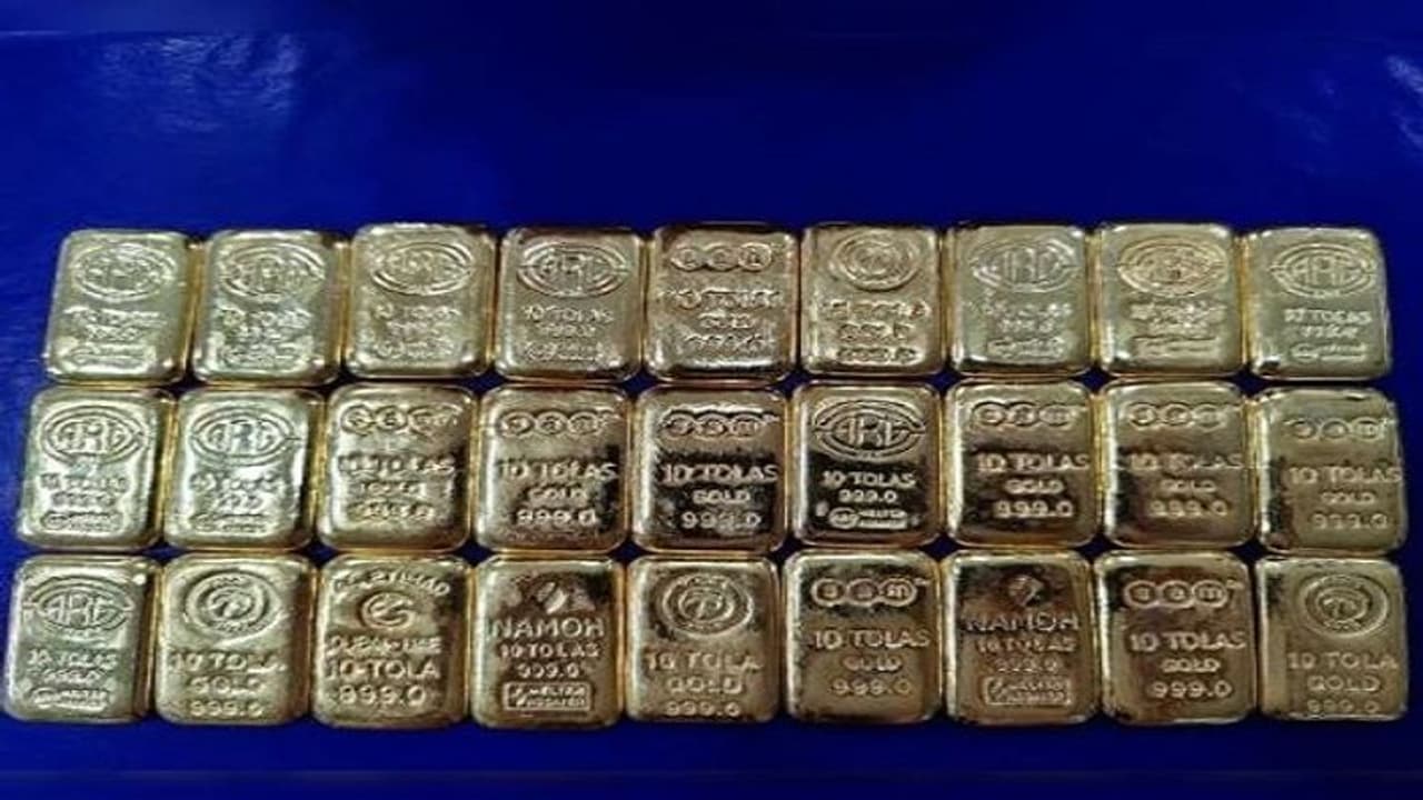 लखनऊ एयरपोर्ट पर डेढ़ करोड़ से अधिक का सोना हुआ बरामद, यात्री साथ एयर इंडिया का बस चालक भी गिरफ्तार