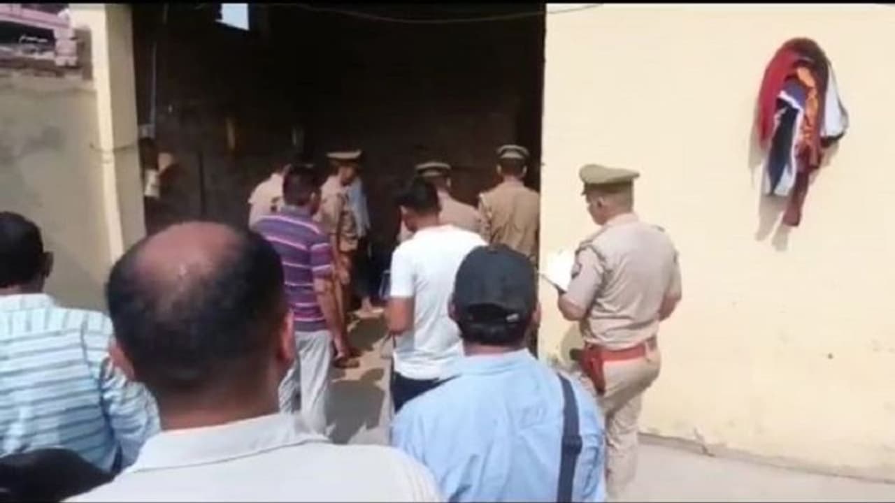 बेटी की हत्या के बाद पिता ने मां से कहा इज्जत के लिए नीलम को पड़ा मारना, तुम उसकी मौत पर आंसू न बहाना बेटी की हत्या के बाद पिता ने मां से कहा इज्जत के लिए नीलम को पड़ा मारना, तुम उसकी मौत पर आंसू न बहाना