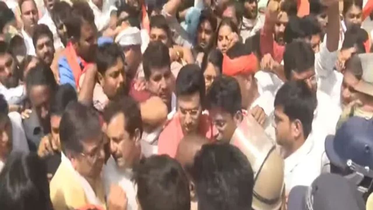 करौली हिंसा पर सियासत तेज : भाजपा की न्याय यात्रा पर पुलिस का पहरा, बॉर्डर पर ही रोके गए तेजस्वी सूर्या करौली हिंसा पर सियासत तेज : भाजपा की न्याय यात्रा पर पुलिस का पहरा, बॉर्डर पर ही रोके गए तेजस्वी सूर्या