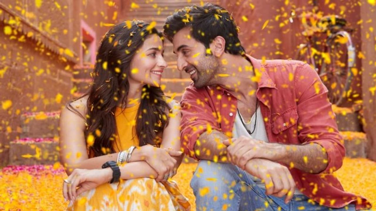 Ranbir Alia Bhatt : బ్యూటీఫుల్ గ్లింప్స్ తో రన్బీర్, అలియాకు అయాన్ ముఖర్జీ శుభాకాంక్షలు.. ఆ తేదినే వెడ్డింగ్! Ranbir Alia Bhatt : బ్యూటీఫుల్ గ్లింప్స్ తో రన్బీర్, అలియాకు అయాన్ ముఖర్జీ శుభాకాంక్షలు.. ఆ తేదినే వెడ్డింగ్!