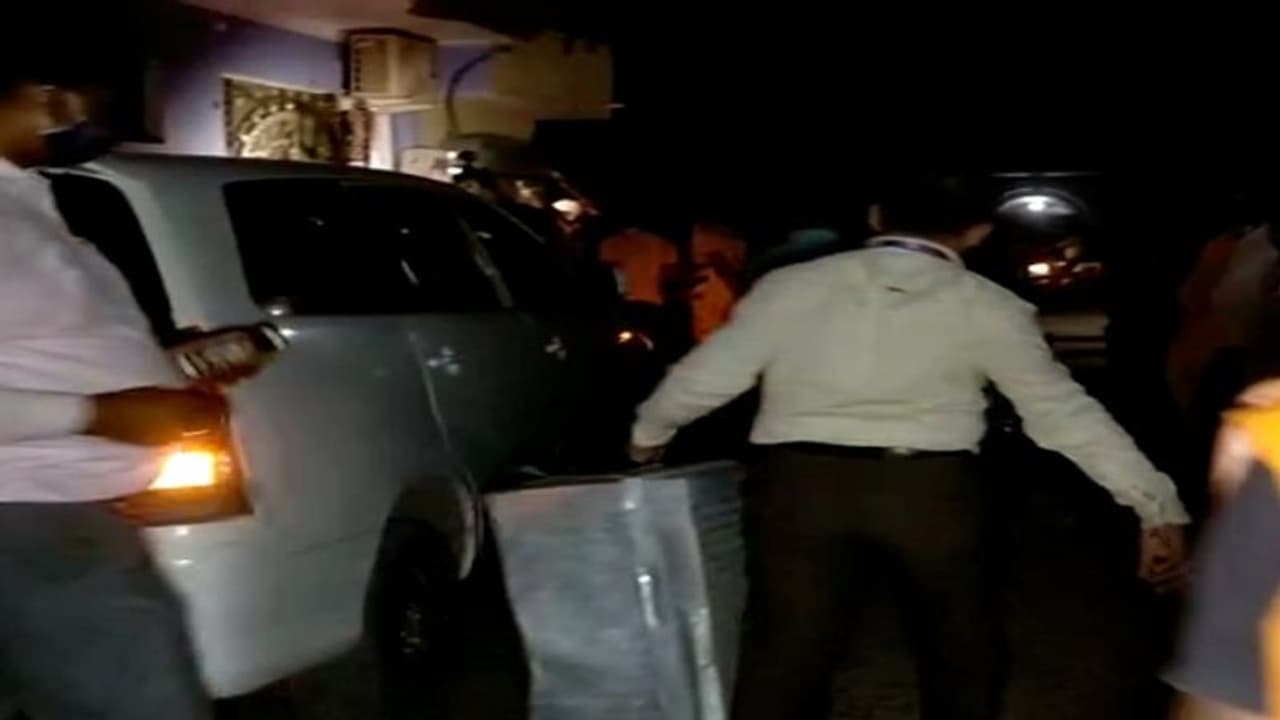 हमीरपुर के गुटखा व्यापारी के आवास पर सीजीएसटी का छापा, नोट गिनने के लिए बैंक से मंगाई मशीन हमीरपुर के गुटखा व्यापारी के आवास पर सीजीएसटी का छापा, नोट गिनने के लिए बैंक से मंगाई मशीन