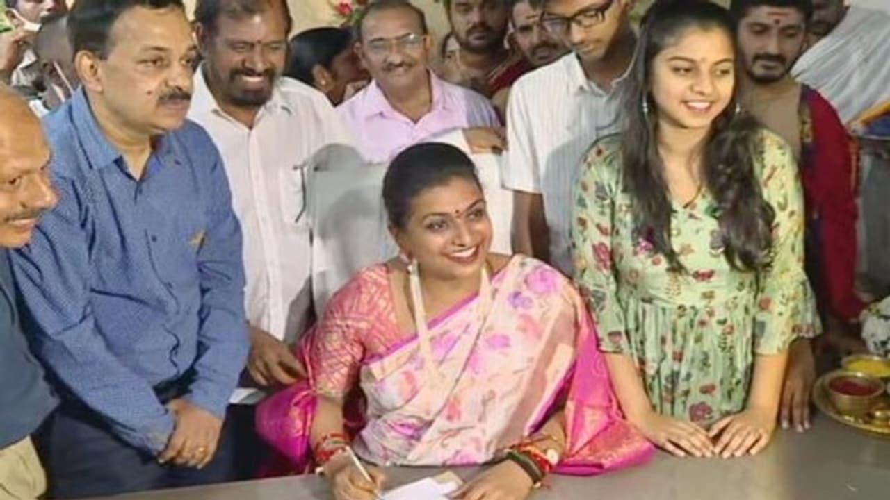 పర్యాటక శాఖ మంత్రిగా బాధ్యతలు చేపట్టిన రోజా: ఆ ఫైల్ మీద తొలి సంతకం.. పర్యాటక శాఖ మంత్రిగా బాధ్యతలు చేపట్టిన రోజా: ఆ ఫైల్ మీద తొలి సంతకం..