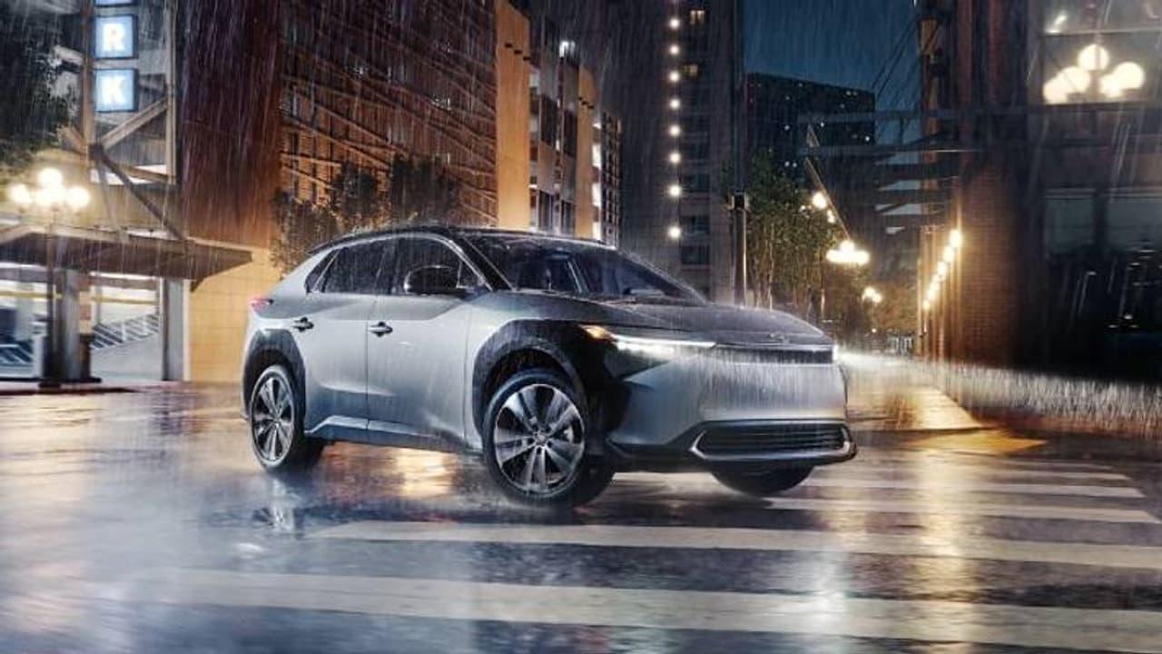 முழு சார்ஜ் செய்தால் 559 கி.மீ. ரேன்ஜ்... புத்தம் புது டொயோட்டா எலெக்ட்ரிக் கார் அறிமுகம்..!