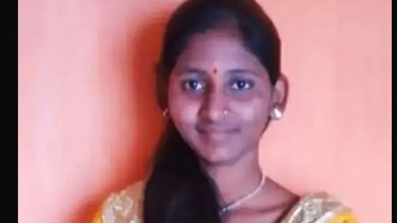 मध्य प्रदेश के इस दुल्हन से मिलिए: जो शादी के दूसरे दिन कर गई शर्मनाक कांड, पछतावा हुआ तो खुद पहुंच गई थाने मध्य प्रदेश के इस दुल्हन से मिलिए: जो शादी के दूसरे दिन कर गई शर्मनाक कांड, पछतावा हुआ तो खुद पहुंच गई थाने