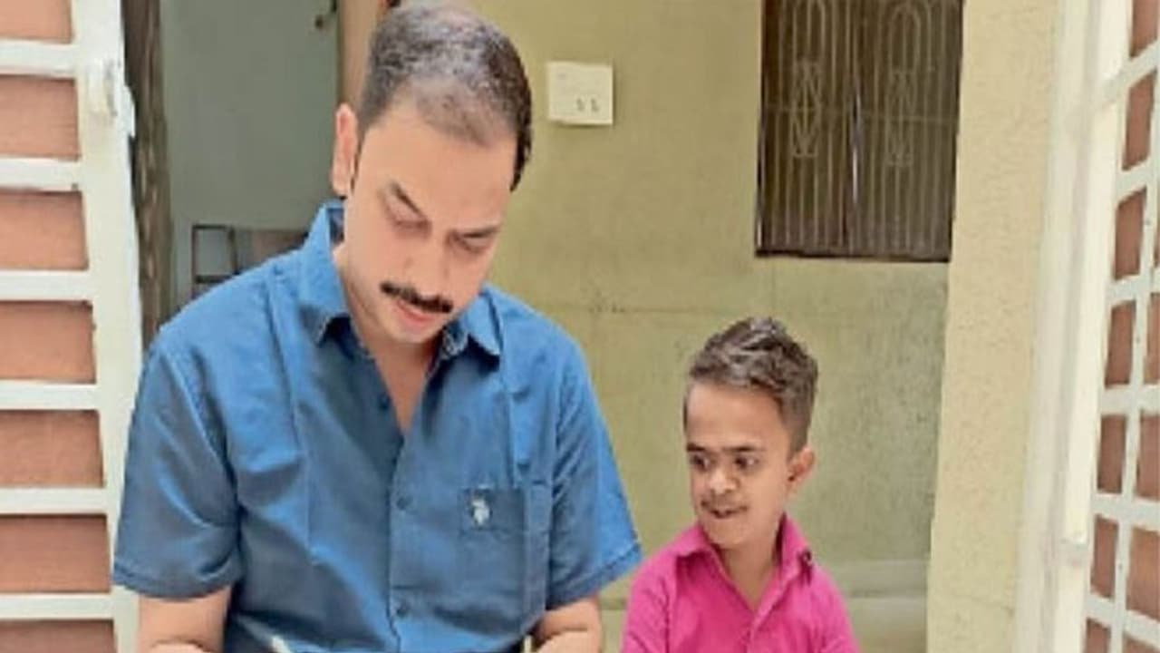 MBA पास छोटे कद के शख्स को नहीं मिल रहा था जॉब, विधायक ने फेसबुक पर लिखा कुछ ऐसा कि लग गई नौकरी की लाइन MBA पास छोटे कद के शख्स को नहीं मिल रहा था जॉब, विधायक ने फेसबुक पर लिखा कुछ ऐसा कि लग गई नौकरी की लाइन