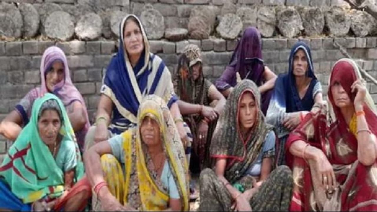 शराब के पैसे न मिलने पर हाथरस में बेटे ने की अपनी बूढ़ी मां की हत्या, लोगों ने पकड़कर पुलिस के हवाले किया शराब के पैसे न मिलने पर हाथरस में बेटे ने की अपनी बूढ़ी मां की हत्या, लोगों ने पकड़कर पुलिस के हवाले किया