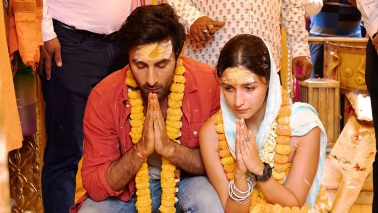 Alia Ranbir Wedding:रणबीर आलिया परिवार संग करेंगे कुल देवी देवता की पूजा, 14 अप्रैल को RK बंगला में पहुंचेंगे Alia Ranbir Wedding:रणबीर आलिया परिवार संग करेंगे कुल देवी देवता की पूजा, 14 अप्रैल को RK बंगला में पहुंचेंगे