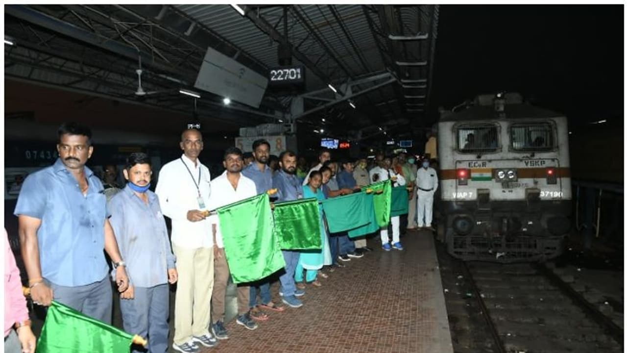 విశాఖపట్నం, విజయవాడల మధ్య డబుల్ డెక్కర్ ట్రైన్ పరుగులు మళ్లీ షురూ విశాఖపట్నం, విజయవాడల మధ్య డబుల్ డెక్కర్ ట్రైన్ పరుగులు మళ్లీ షురూ