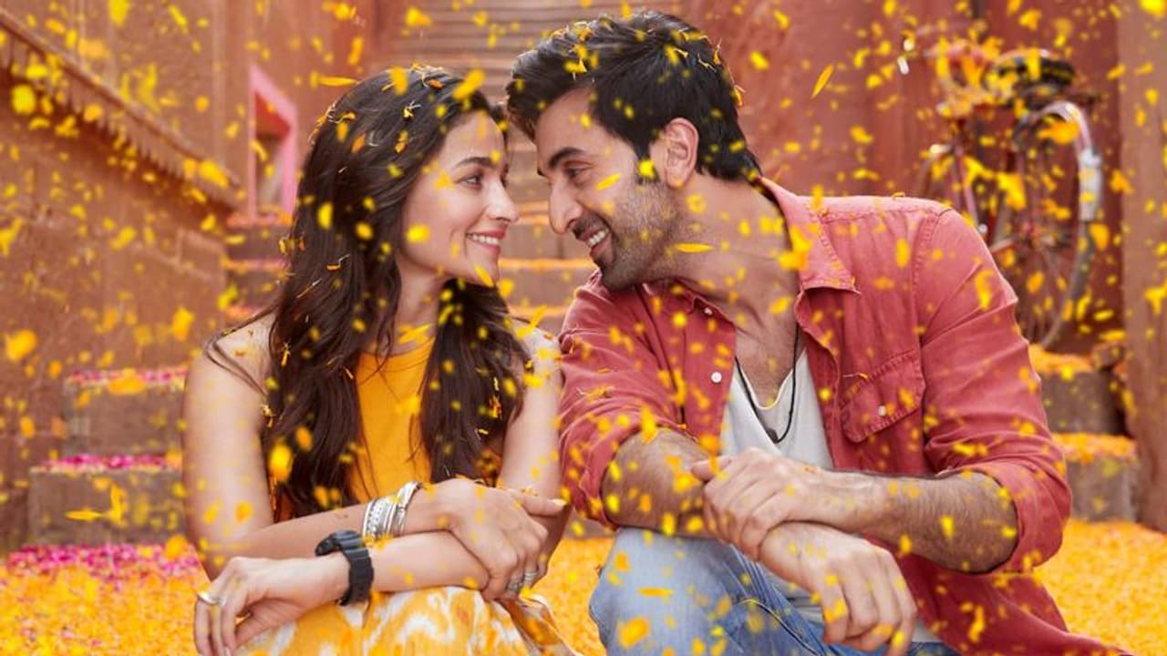 রক্তমাখা নয়, বরং ভালবাসায় মজে শিবা ইশা, মেহেন্দির দিনে প্রকাশ পেল রণবীর আলিয়ার 'ব্রহ্মাস্ত্র'র নয়া ভিডিও