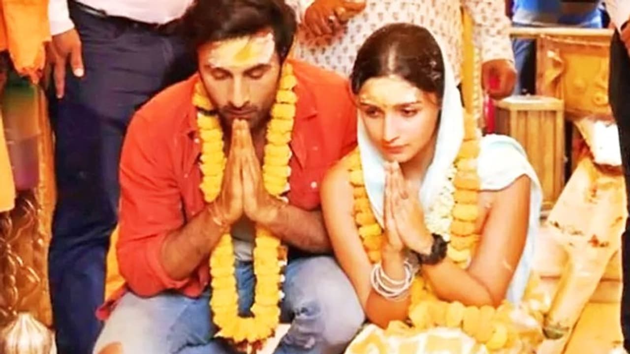 इस दिन होगी आलिया रणबीर की शादी, कृष्णा राज बंगले से नाचते गाते यहां पहुंचेगी बरात 