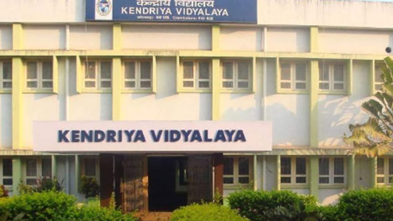 Kendriya Vidyalaya | కేంద్రీయ విద్యాలయాల్లో ఎంపీల కోటాపై ఊహాగానాలు.. కేంద్రం ఇచ్చిన స్పష్టత ఇదే Kendriya Vidyalaya | కేంద్రీయ విద్యాలయాల్లో ఎంపీల కోటాపై ఊహాగానాలు.. కేంద్రం ఇచ్చిన స్పష్టత ఇదే