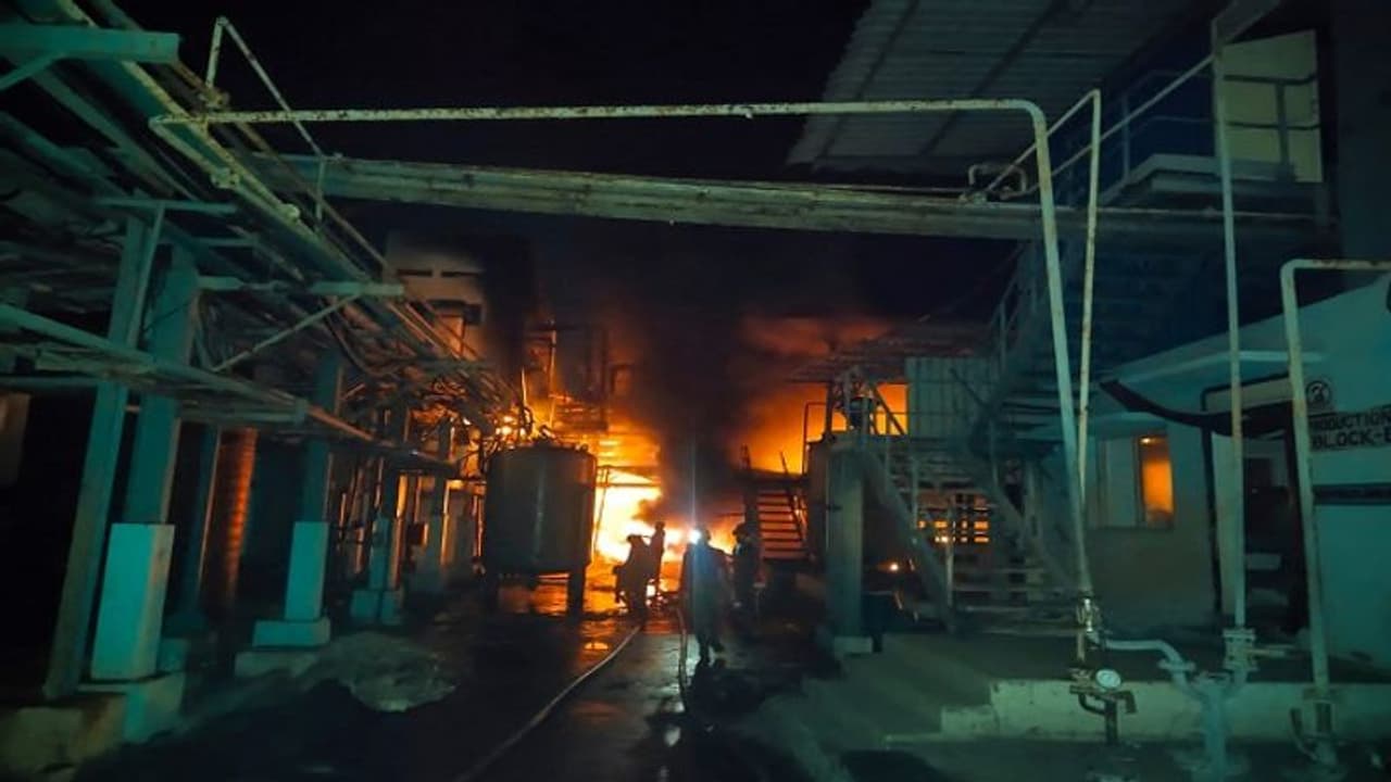 ఏలూరులో భారీ అగ్ని ప్రమాదం.. ఆరుగురు మృతి, పలువురి పరిస్థితి విషమం..