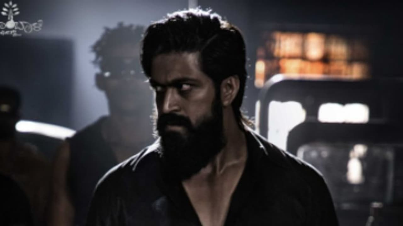  KGF 2; ಹೃತಿಕ್, ಆಮೀರ್ ಸಿನಿಮಾಗಳನ್ನು ಹಿಂದಿಕ್ಕಿ ಬಾಲಿವುಡ್ ನಲ್ಲಿ ಹೊಸ ದಾಖಲೆ ಬರೆದ ಯಶ್