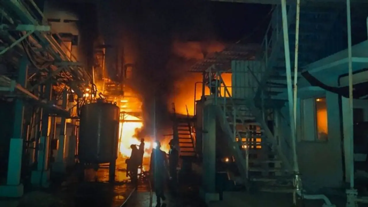 आंध्र प्रदेश: केमिकल फैक्ट्री में गैस रिसाव के बाद भड़की आग, 6 लोग जिंदा जले, 13 बुरी तरह जख्मी आंध्र प्रदेश: केमिकल फैक्ट्री में गैस रिसाव के बाद भड़की आग, 6 लोग जिंदा जले, 13 बुरी तरह जख्मी