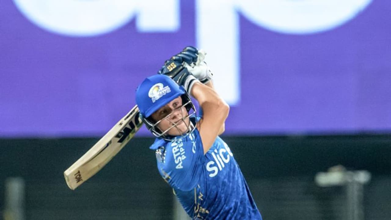 IPL 2022 : പവര്‍പ്ലേ മുതലാക്കി ലഖ്‌നൗ സൂപ്പര്‍ ജയന്‍റ്സ്: ലക്ഷ്യം പിന്തുടരുന്ന മുംബൈക്ക് രണ്ട് വിക്കറ്റ് നഷ്ടം