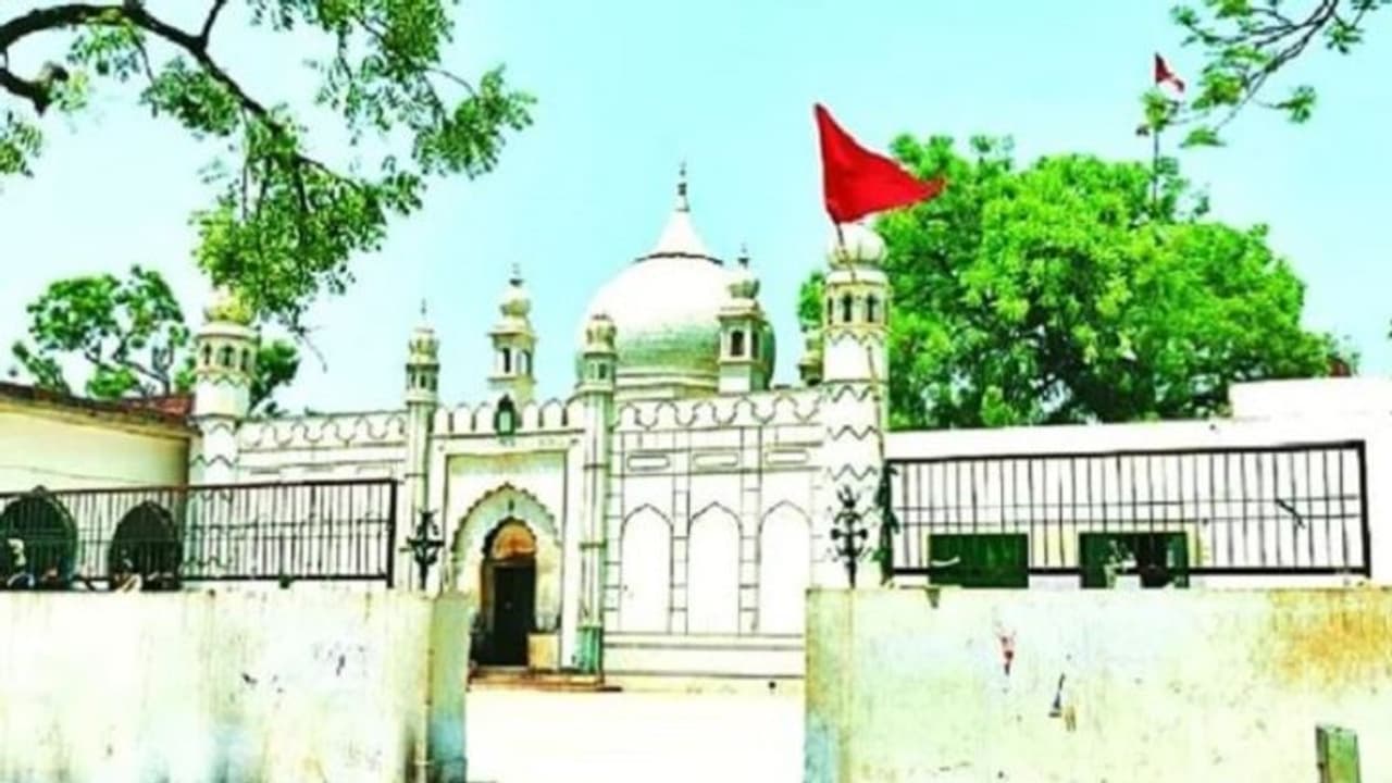 एटा में बड़े मियां की दरगाह पर लगाए गए लाल रंग के ध्वज, स्थानीय लोगों ने किया मंदिर होने का दावा एटा में बड़े मियां की दरगाह पर लगाए गए लाल रंग के ध्वज, स्थानीय लोगों ने किया मंदिर होने का दावा