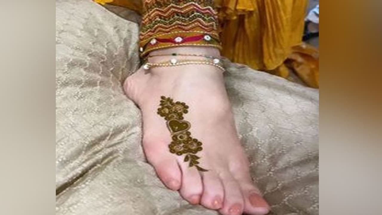 करिश्मा कपूर ने शेयर की रणबीर आलिया की मेहंदी की पहली फोटो, क्या आपने किया खूबसूरत डिजाइन पर गौर