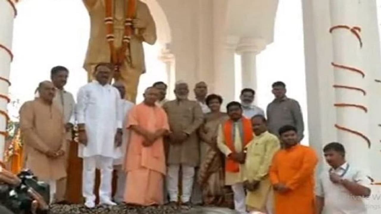 सीएम योगी ने पुष्पार्पण कर भीमराव अम्बेडकर को किया नमन, बोले संविधान के निर्माण में देशवासी सदैव रहेंगे कृतज्ञ सीएम योगी ने पुष्पार्पण कर भीमराव अम्बेडकर को किया नमन, बोले संविधान के निर्माण में देशवासी सदैव रहेंगे कृतज्ञ