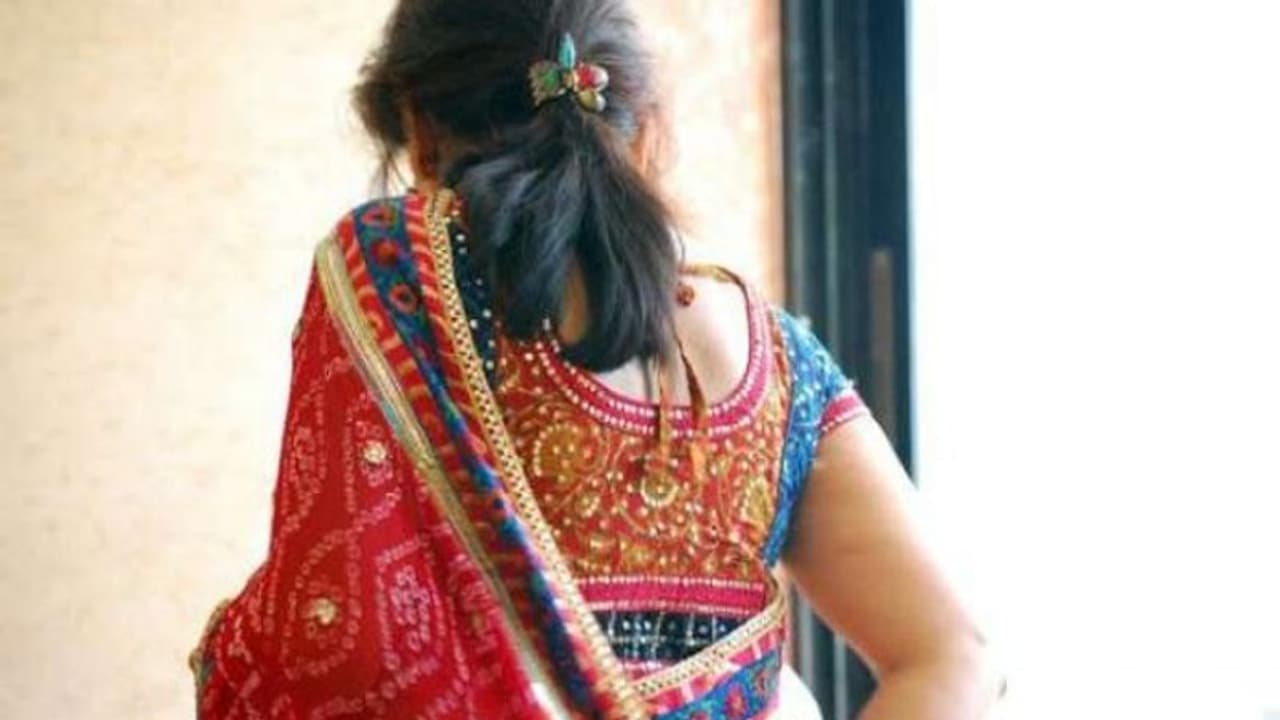 शादी के 2 दिन बाद ही पति ने पत्नी का कराया रेप, कहा जाओ मेरे दोस्तों को खुश करो, इंदौर का चौंकाने वाला मामला शादी के 2 दिन बाद ही पति ने पत्नी का कराया रेप, कहा जाओ मेरे दोस्तों को खुश करो, इंदौर का चौंकाने वाला मामला