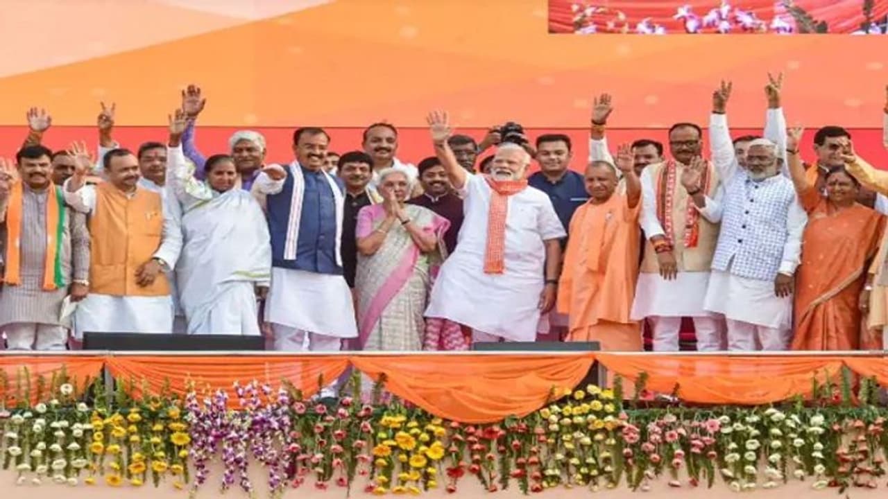 मुख्यमंत्री योगी आदित्यनाथ समेत पूरा मंत्रिमंडल आज होगा एक साथ, जानिए क्या है वजह मुख्यमंत्री योगी आदित्यनाथ समेत पूरा मंत्रिमंडल आज होगा एक साथ, जानिए क्या है वजह