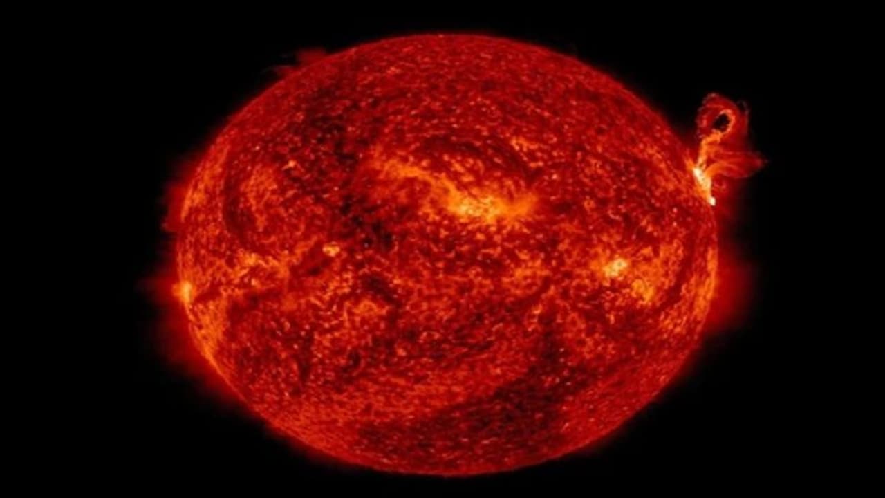 आज पृथ्वी से टकराएगा सूर्य से उठा भूचुंबकीय तूफान, दुनिया के कुछ हिस्सों में रेडियो ब्लैकआउट की संभावना आज पृथ्वी से टकराएगा सूर्य से उठा भूचुंबकीय तूफान, दुनिया के कुछ हिस्सों में रेडियो ब्लैकआउट की संभावना