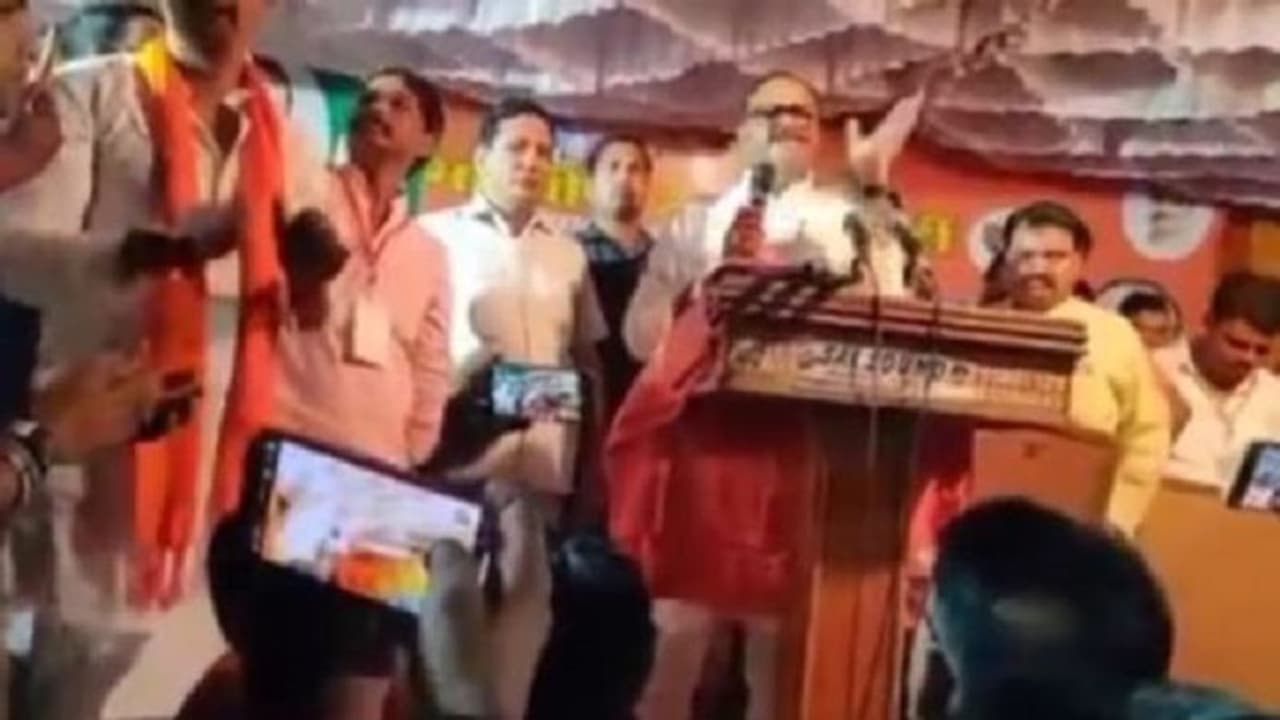 सोशल मीडिया पर वायरल हो रहा उप मुख्यमंत्री ब्रजेश पाठक का वीडियो, लोग जमकर कर रहे सराहना सोशल मीडिया पर वायरल हो रहा उप मुख्यमंत्री ब्रजेश पाठक का वीडियो, लोग जमकर कर रहे सराहना