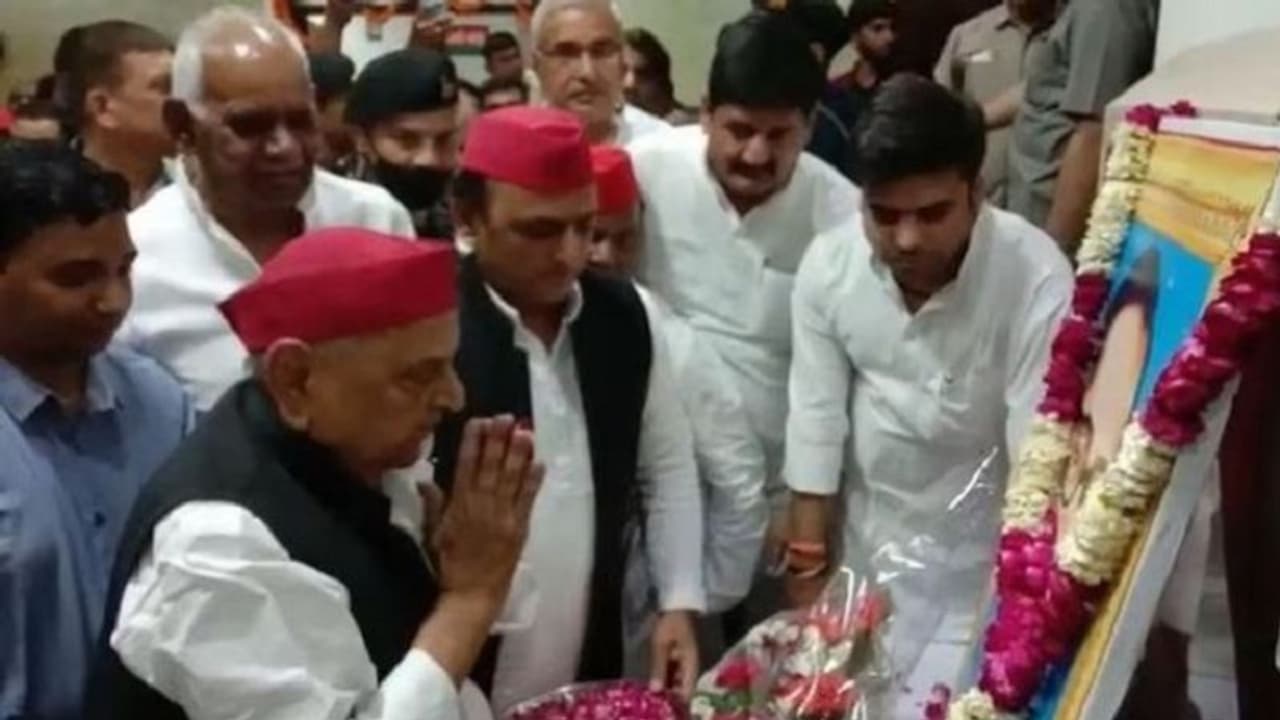 मुलायम अखिलेश ने मैनपुरी पहुंचकर बाबा साहेब अम्बेडकर को किया नमन, सपा नेताओं के साथ बैठक कर हार पर किया मंथन