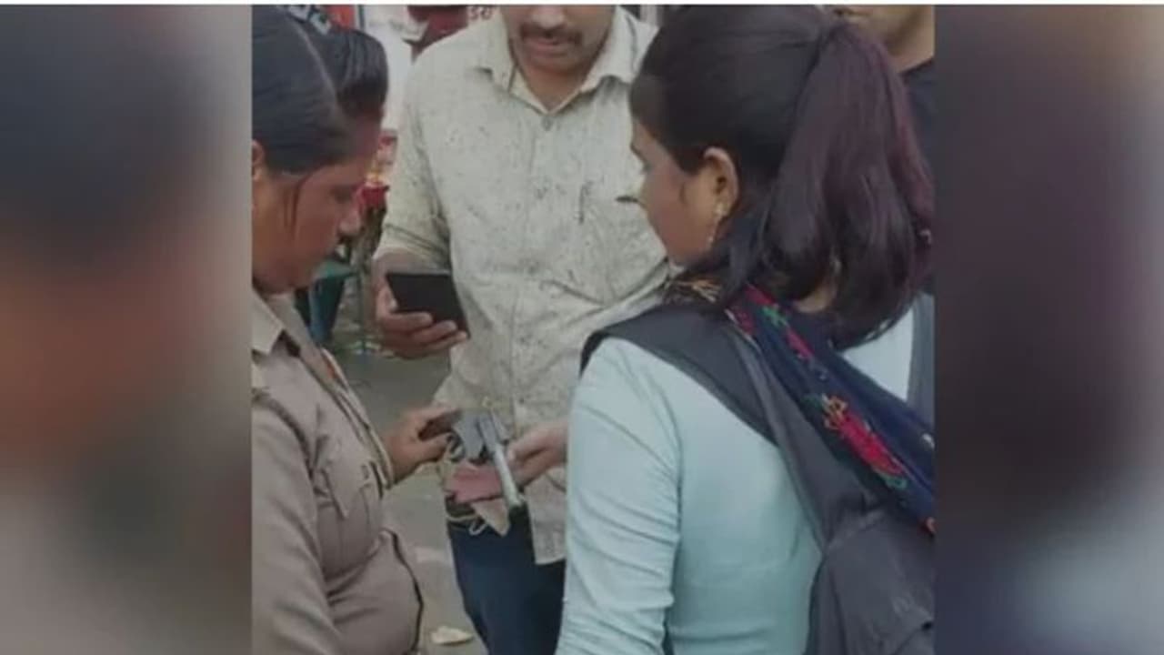 শিক্ষিকার জিন্সের পকেটে 'দেশি কাট্টা', চাউর হতেই গ্রেফতার শিক্ষিকার জিন্সের পকেটে 'দেশি কাট্টা', চাউর হতেই গ্রেফতার