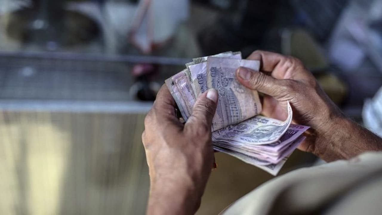 தாலுக்கா ஆபிசுக்கு மாறுவேடத்தில் சென்ற வருவாய் ஆணையர்.. கையும் களவுமாக சிக்கிய அதிகாரிகள்.. சஸ்பெண்ட். தாலுக்கா ஆபிசுக்கு மாறுவேடத்தில் சென்ற வருவாய் ஆணையர்.. கையும் களவுமாக சிக்கிய அதிகாரிகள்.. சஸ்பெண்ட்.