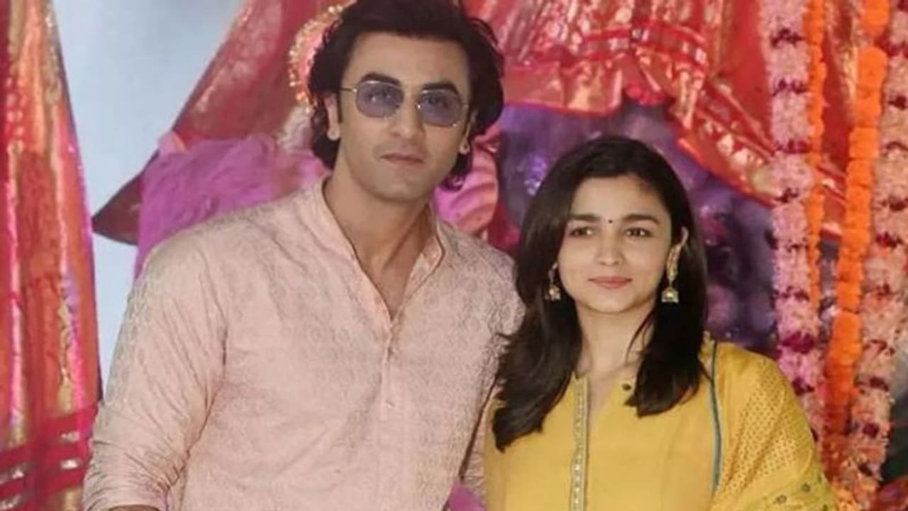  शादी के बाद आलिया रणबीर कपूर इस बड़े मंदिर में कर सकते हैं भगवान के दर्शन, नई जिंदगी के लिए लेंगे आशीर्वाद