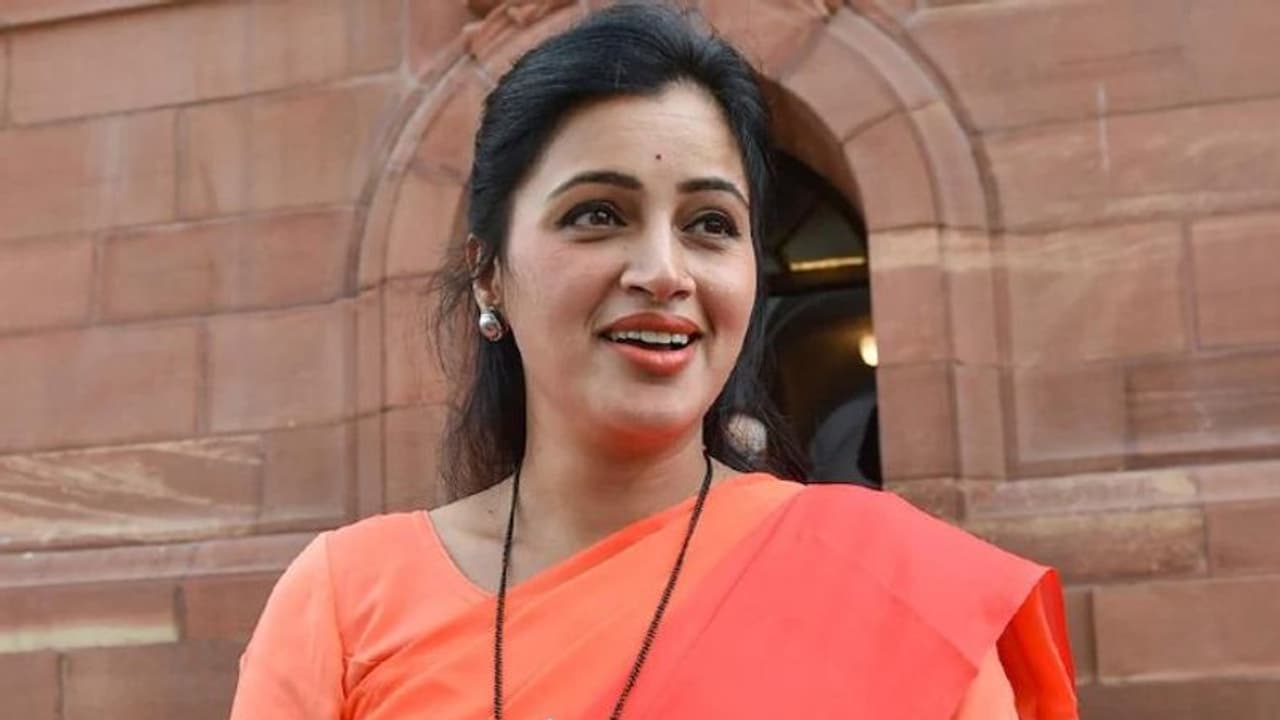 महाराष्ट्र सांसद नवनीत राणा ने सैकड़ों महिलाओं के साथ किया हनुमान चालीसा का पाठ, राज ठाकरे ने दे रखी चेतावनी