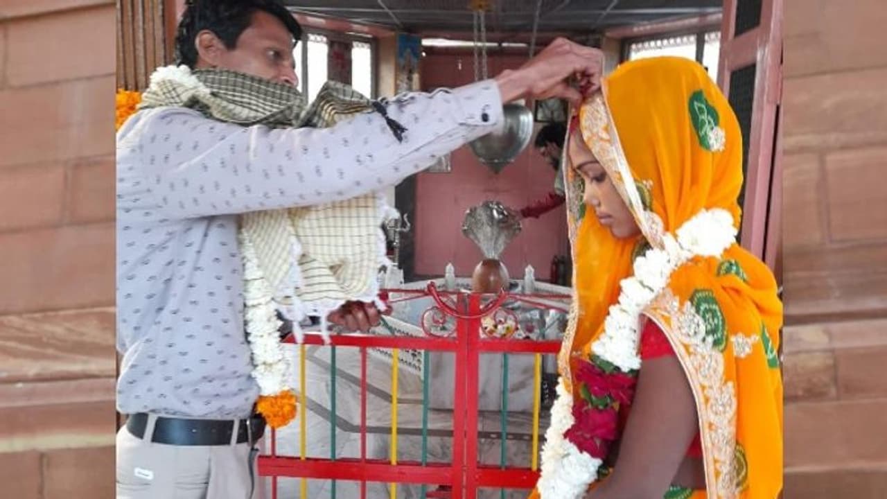 राजस्थान में शादी के दूसरे दिन ही कांड कर गई दुल्हन, सब देखते रह गए, दूल्हा बोला इससे अच्छा मैं कुंवारा रहता राजस्थान में शादी के दूसरे दिन ही कांड कर गई दुल्हन, सब देखते रह गए, दूल्हा बोला इससे अच्छा मैं कुंवारा रहता