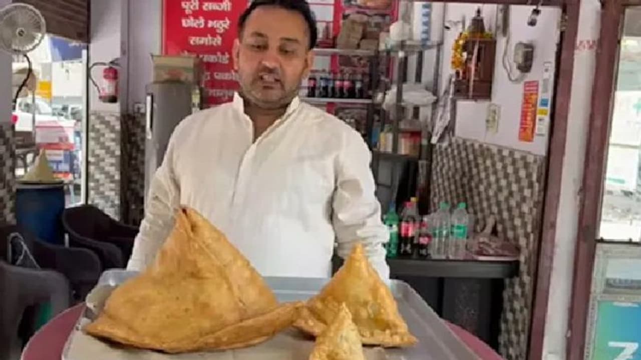 Giant Samosa : 3 കിലോയുടെ സമൂസ; അഞ്ച് മിനുറ്റിനകം കഴിച്ചുതീര്‍ക്കുന്നവര്‍ക്ക് ക്യാഷ് പ്രൈസ്