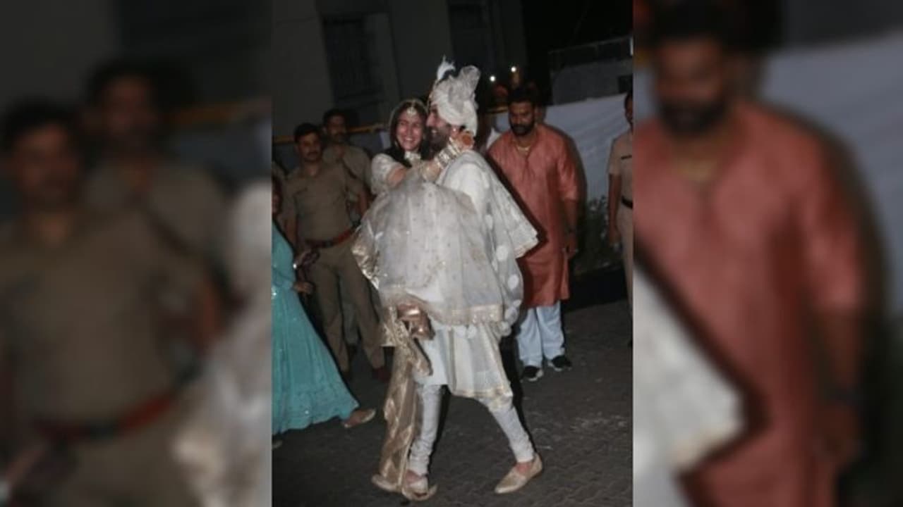 প্রকাশ্যে রণবীর আলিয়ার বিয়ের পরের ছবি, কোলে তুলে নিলেন নববধূকে প্রকাশ্যে রণবীর আলিয়ার বিয়ের পরের ছবি, কোলে তুলে নিলেন নববধূকে