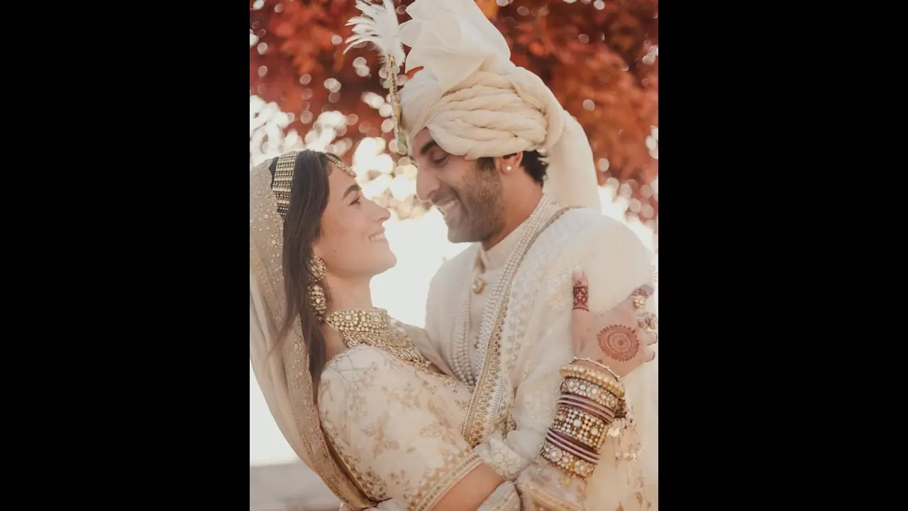 সর্বনাশ! মালাবদলের আগেই আলিয়ার পায়ে পড়ল রণবীর, সটান চুমু খেয়ে চমকে দিলেন ভক্তদের সর্বনাশ! মালাবদলের আগেই আলিয়ার পায়ে পড়ল রণবীর, সটান চুমু খেয়ে চমকে দিলেন ভক্তদের