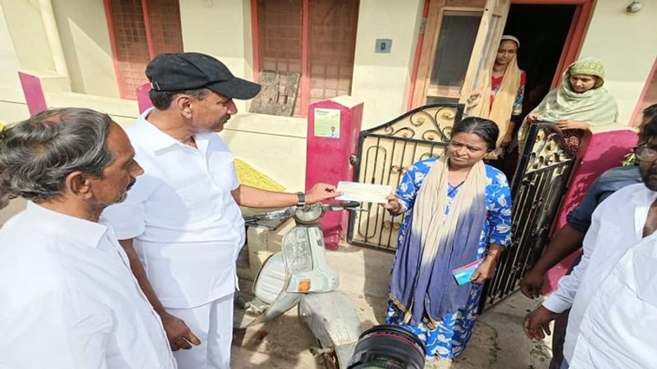 ಕೋಲಾರದಲ್ಲಿ ಕೆಜಿಎಫ್ ಬಾಬು ಪ್ರತ್ಯಕ್ಷ, ಜನರಿಗೆ ರಂಜಾನ್ ಗಿಫ್ಟ್ ಕೋಲಾರದಲ್ಲಿ ಕೆಜಿಎಫ್ ಬಾಬು ಪ್ರತ್ಯಕ್ಷ, ಜನರಿಗೆ ರಂಜಾನ್ ಗಿಫ್ಟ್