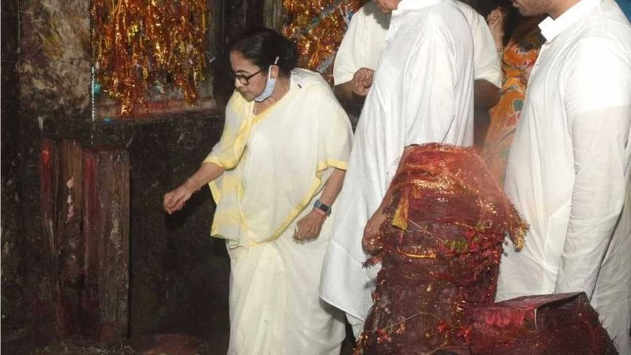 'শুভবুদ্ধির উদয় হোক', নববর্ষের আগের দিন কালীঘাট মন্দিরে পুজো দিয়ে বললেন মমতা 'শুভবুদ্ধির উদয় হোক', নববর্ষের আগের দিন কালীঘাট মন্দিরে পুজো দিয়ে বললেন মমতা