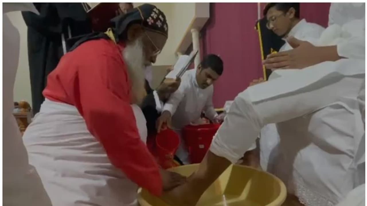 അന്ത്യ അത്താഴത്തിന്റെ സ്മരണ പുതുക്കി പെസഹ ദിനം; ദേവാലയങ്ങളിൽ കാൽ കഴുകൽ ശുശ്രൂഷ അന്ത്യ അത്താഴത്തിന്റെ സ്മരണ പുതുക്കി പെസഹ ദിനം; ദേവാലയങ്ങളിൽ കാൽ കഴുകൽ ശുശ്രൂഷ